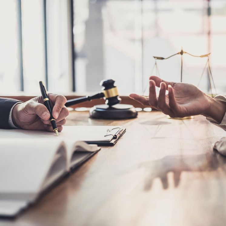 Anwalt berät Person