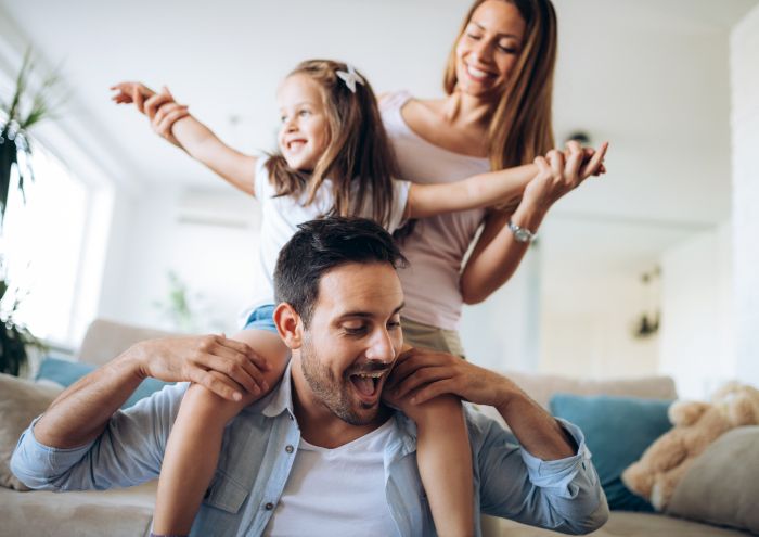 Ein Vater mit seiner Tochter auf den Schultern
