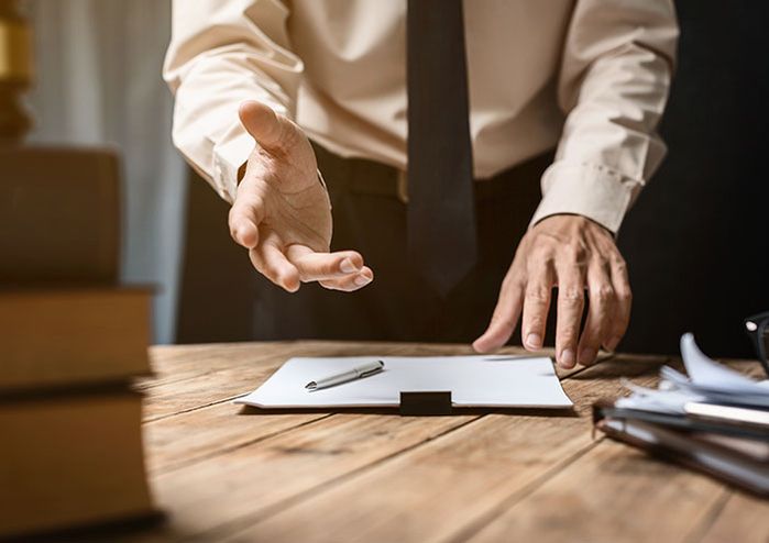 Ein Mann gestikuliert über einem Dokument