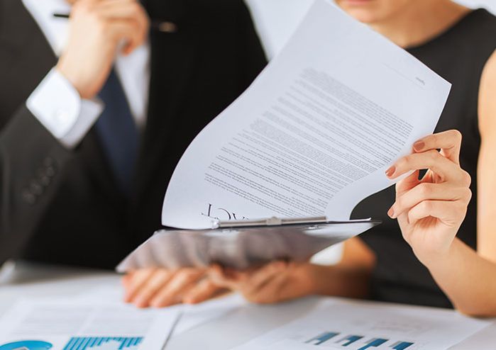 Ein Mann und eine Frau analysieren Statistiken