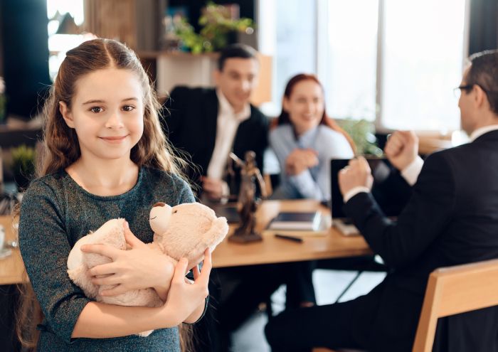 Ein Kind mit einem Stoffbären